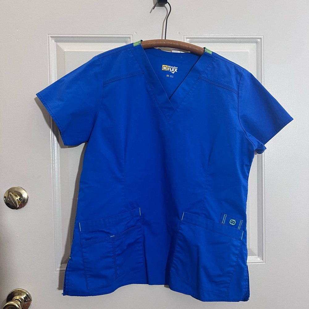 𝅺WONDER Flex Scrub Size: Medium Color: Blue & Green
